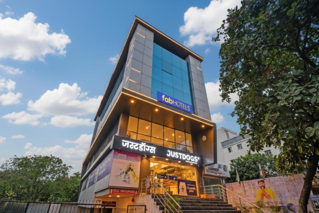 un negozio di fronte a un edificio di Via Arya Inn a Pune