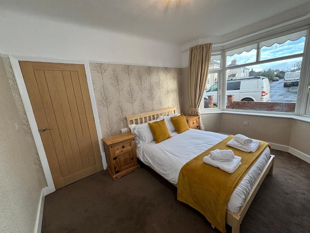 Una cama o camas en una habitación de Henry suite