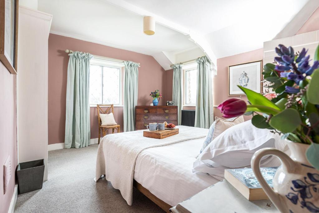 Et tv og/eller underholdning på Bluebell Cottage at Underley Estate