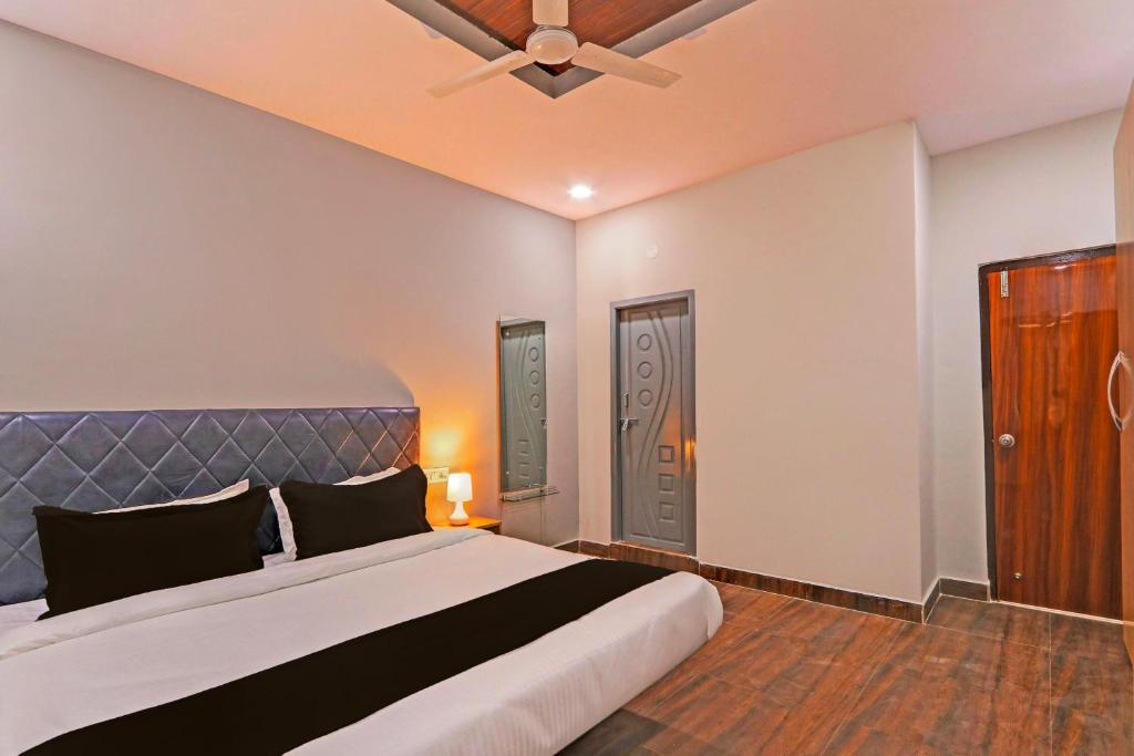 um quarto com uma cama e um ventilador de teto em Super Hotel O RBS Classic Stay Boduppal em Hyderabad