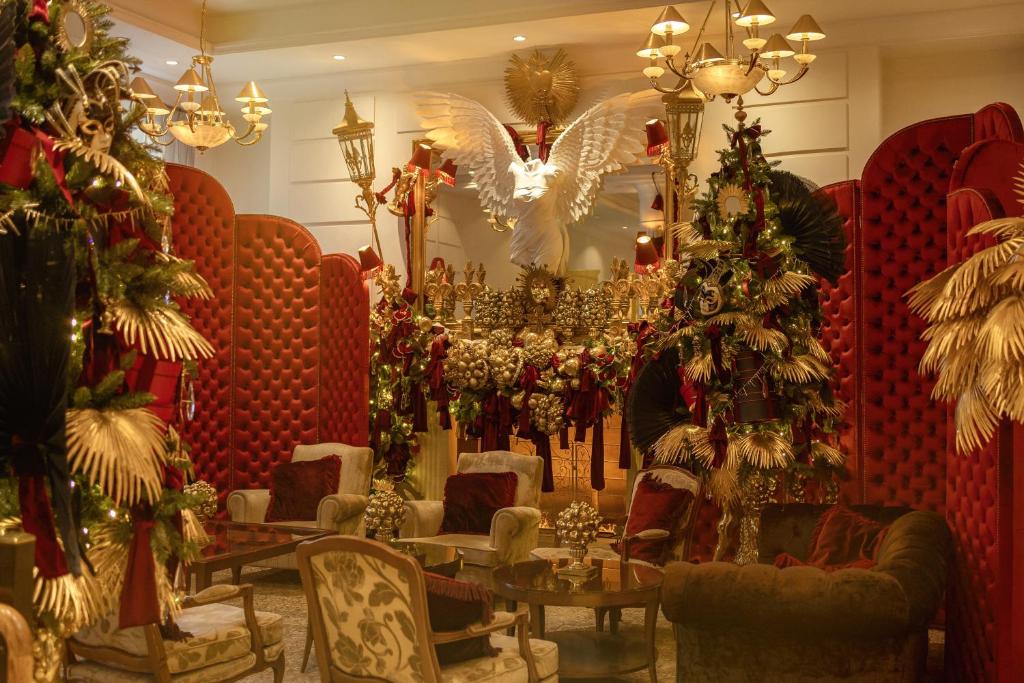 uma sala repleta de decorações natalinas e árvores de Natal em Grand Hotel Vilnius, Curio Collection by Hilton em Vilnius