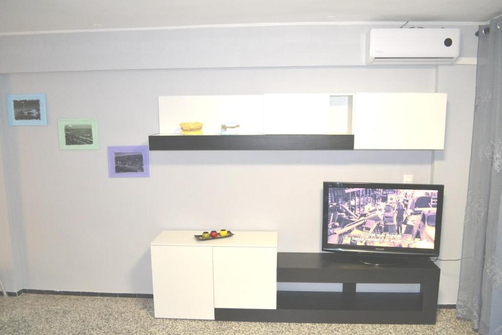 拉波夫拉德法尔纳尔斯Pobla de Farnals BEACH APARTMENT的客厅的白色墙壁上摆放着一台电视