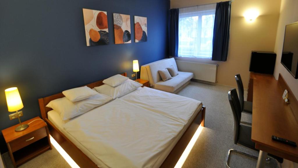 Ένα ή περισσότερα κρεβάτια σε δωμάτιο στο Varga-ház panzió