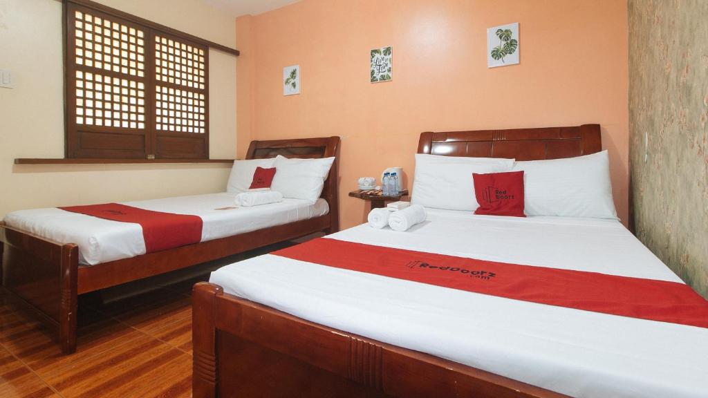 Un pat sau paturi într-o cameră la RedDoorz @ Hilarion's Farm Majayjay, Laguna