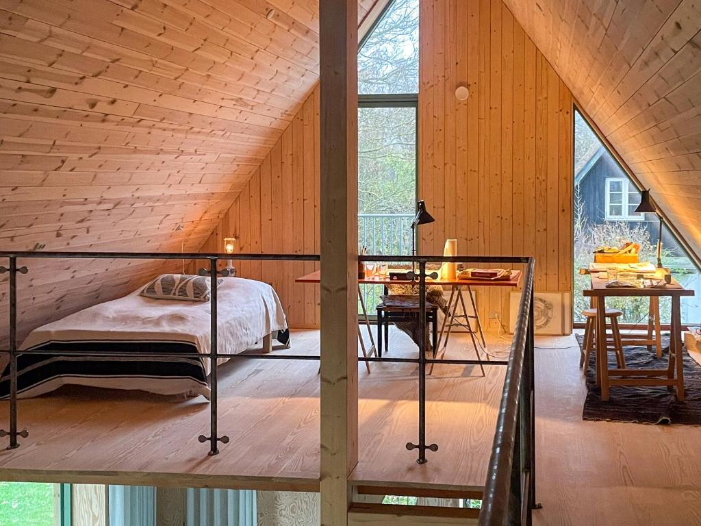 En eller flere senge i et værelse på Architectural Longhouse Near Denmark's Best Beach