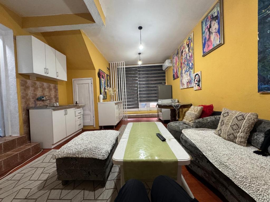una sala de estar con un sofá y una mesa en MM Apartman, en Foča