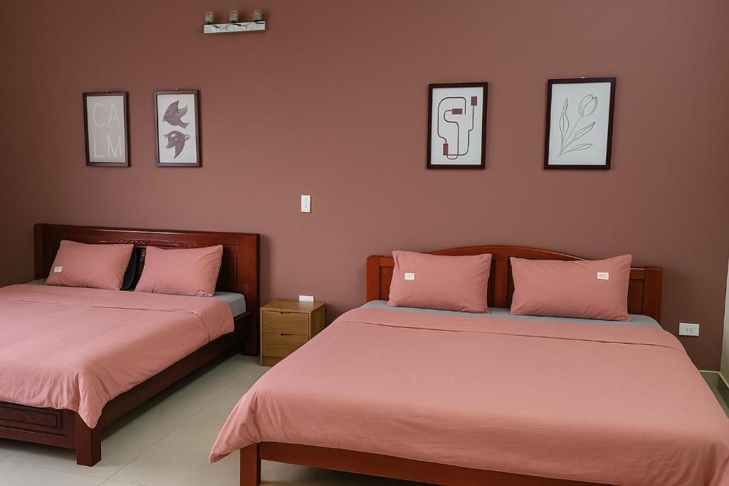 Postel nebo postele na pokoji v ubytování Hòa An Hotel- motorbike rental