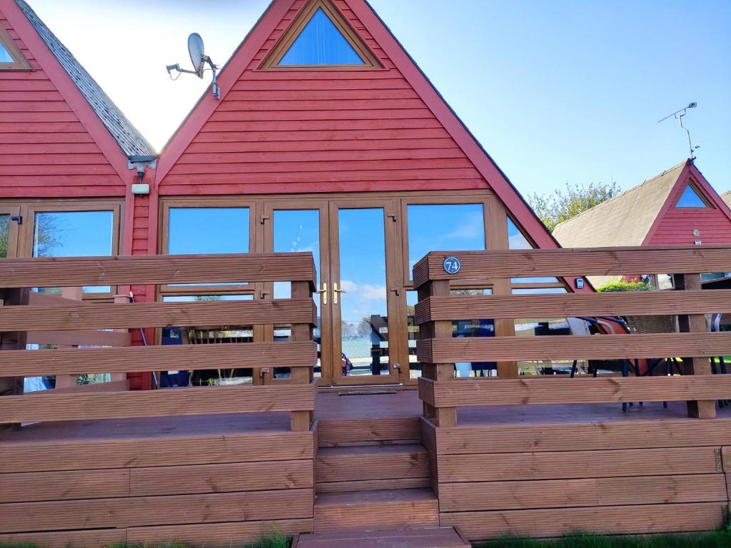 een huis met een houten hek en een huis bij Chalet Seventyfour in Deal