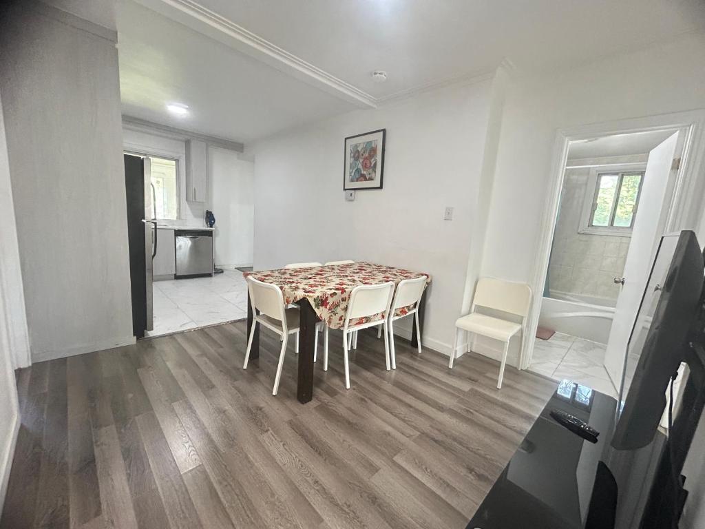 een eetkamer met een tafel en stoelen bij Comfortable 4B Unit-Close to City Attractions in Montreal