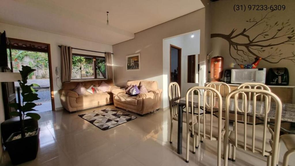 un soggiorno con due sedie e un divano di Casa próxima a Cachoeira Grande a Santana do Riacho