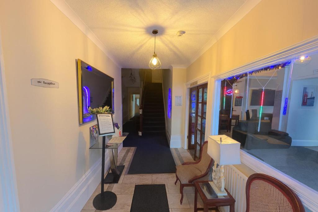 um quarto com um corredor com cadeiras e uma mesa em Cecil Court Hotel em Bournemouth