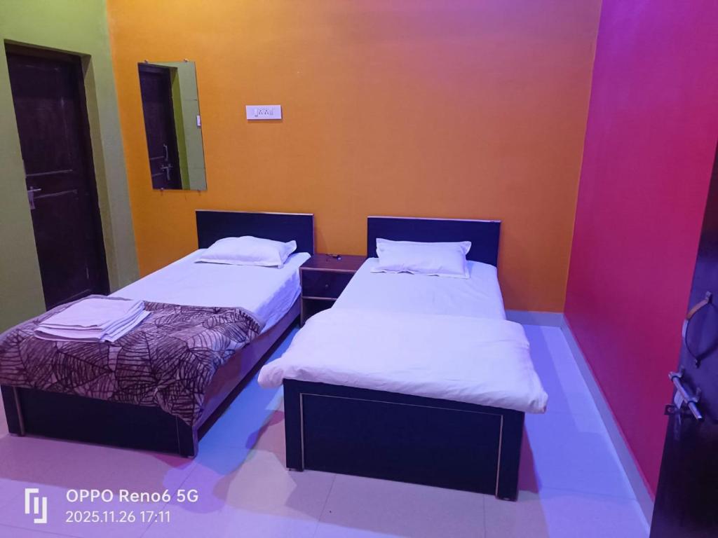 Ένα ή περισσότερα κρεβάτια σε δωμάτιο στο Hostel Home Stay Khajurhao