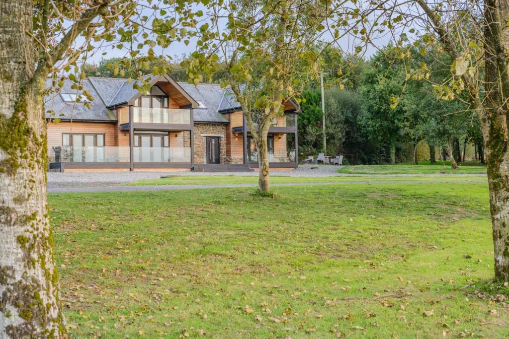 een huis in een park met bomen op de voorgrond bij 5 Bed in Pancrasweek oc-l30443 in Pancrasweek
