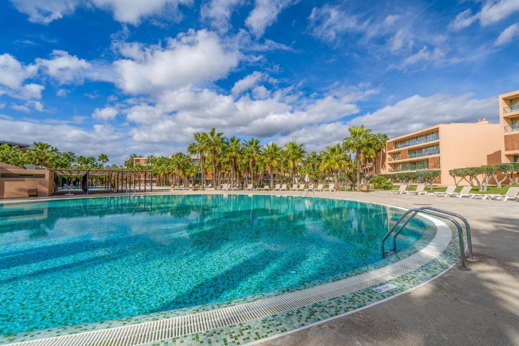 Stylish 2Bdr Flat with Pool in Salgados by Lovelystay