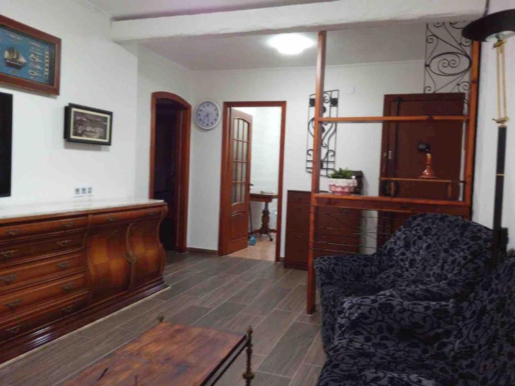 un soggiorno con un pianoforte e una sedia di Beach apartment a Valencia