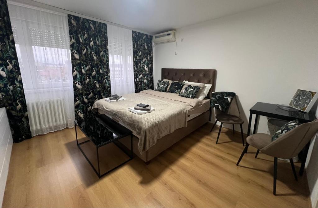 Ένα ή περισσότερα κρεβάτια σε δωμάτιο στο Chill In Apartman