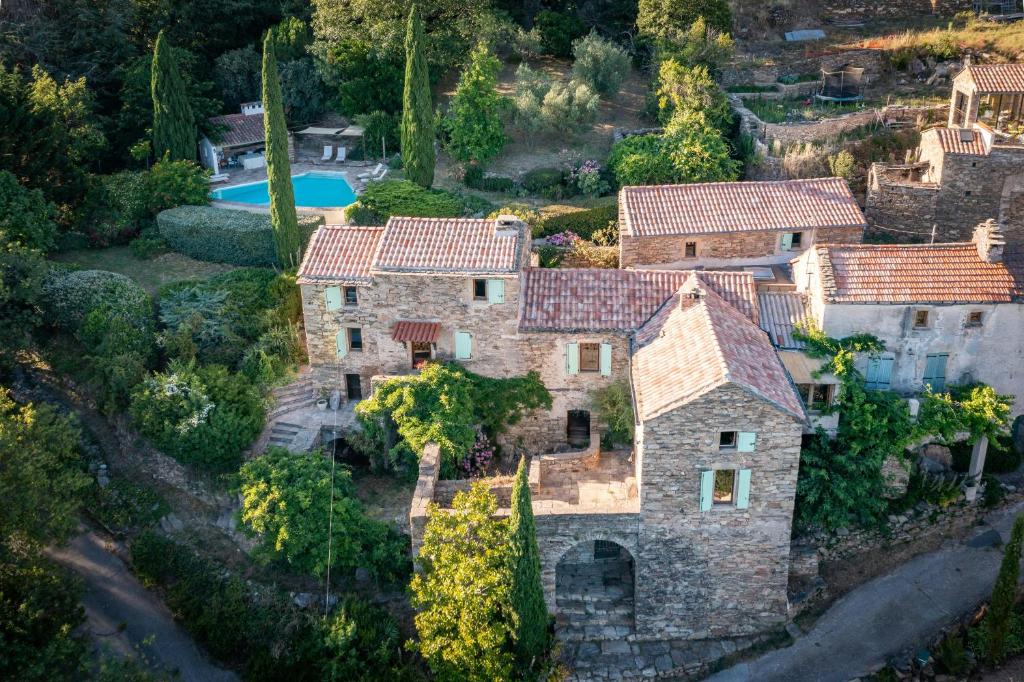 MonsにあるHistoric House In Southern Franceの大きな石造りの家屋(プール付)の空中を望む