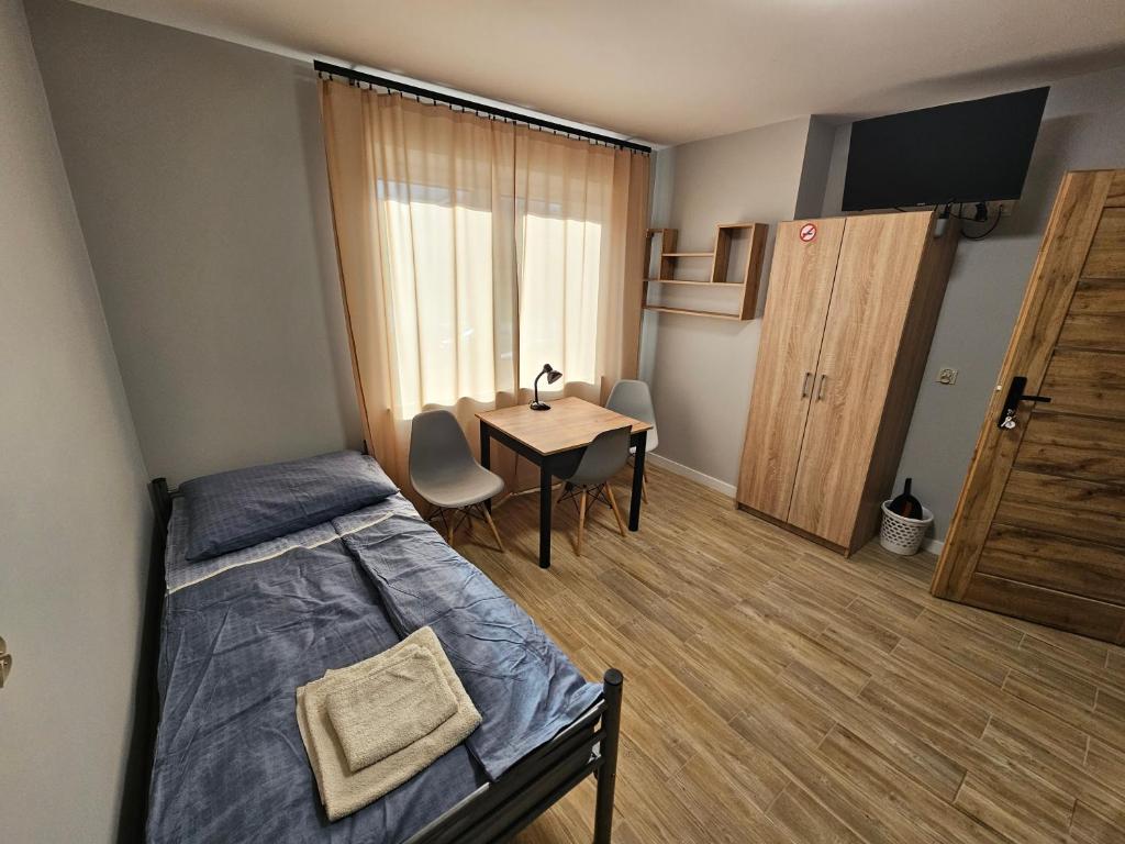 Giường trong phòng chung tại Pokoje do wynajęcia- tanie noclegi, blisko TARGI KIELCE, Jaworznia 160