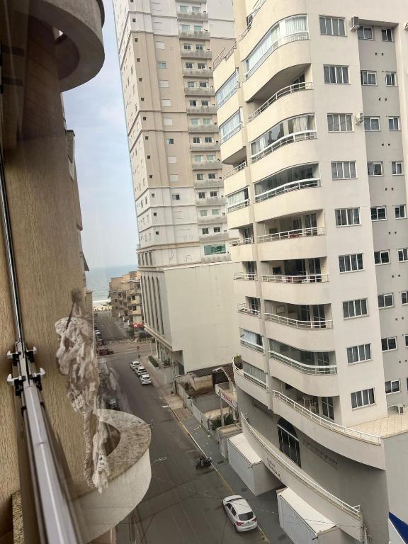 Una vista de una calle de la ciudad con edificios altos. en Apto a 80 metros do mar para 8 pessoas, en Itapema