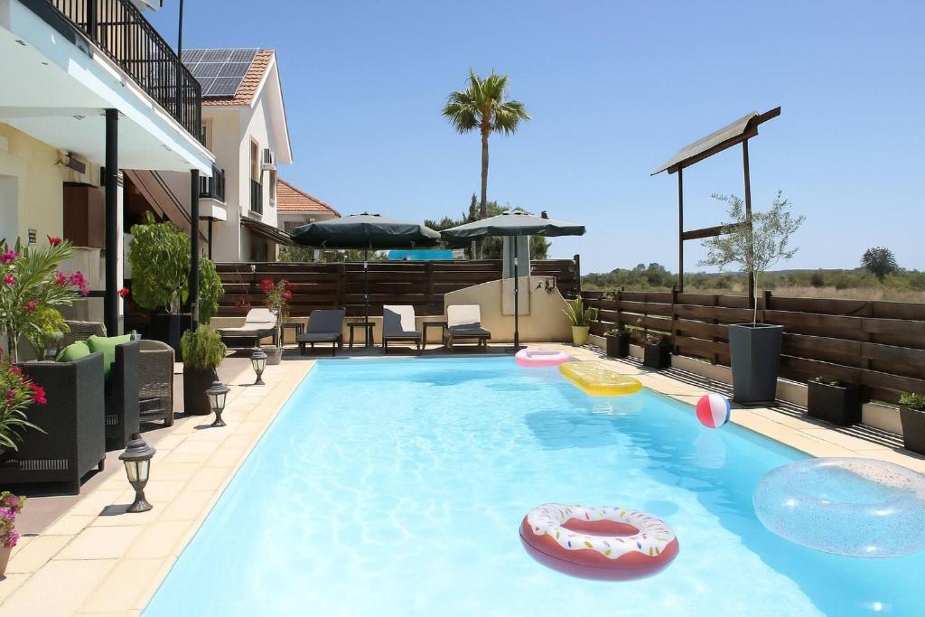 ヴォロクリーニにあるComfy room with sea view in Villa private poolの中央にプール用おもちゃが置かれた大きなプール