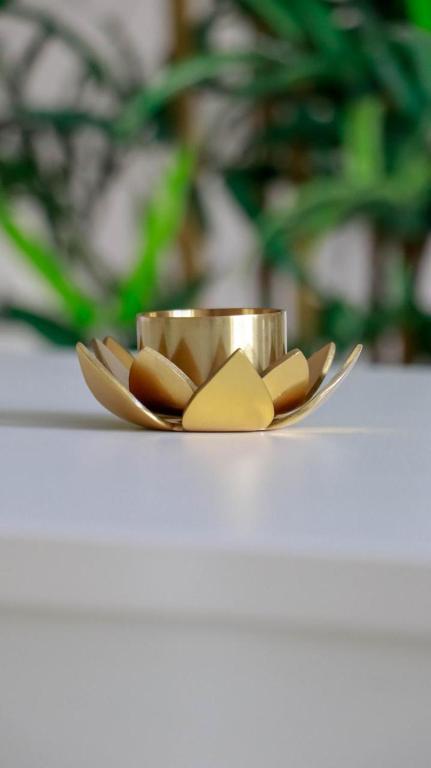 Un plato dorado de comida sobre una mesa en Onzo Yamy, en Luanda