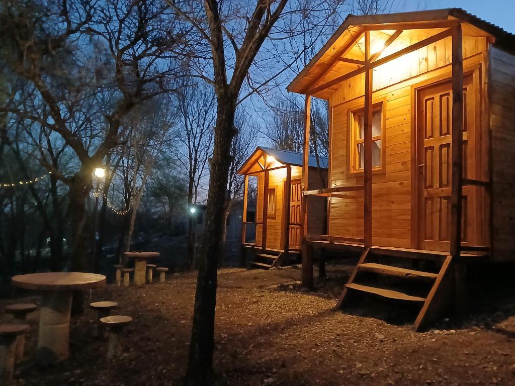 Το κτήριο όπου στεγάζεται  το κάμπινγκ