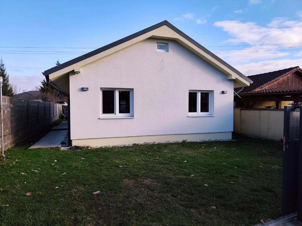 Το κτήριο όπου στεγάζεται  η παραθεριστική κατοικία