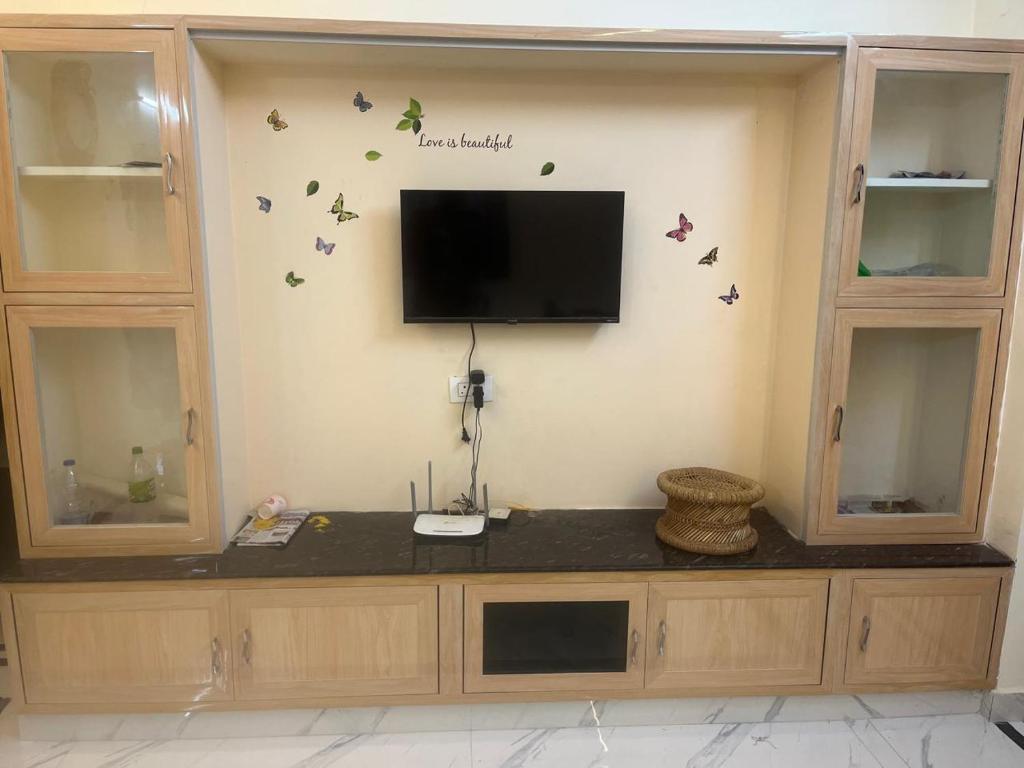 Una televisión o centro de entretenimiento en Sri Madhavam Home Stay