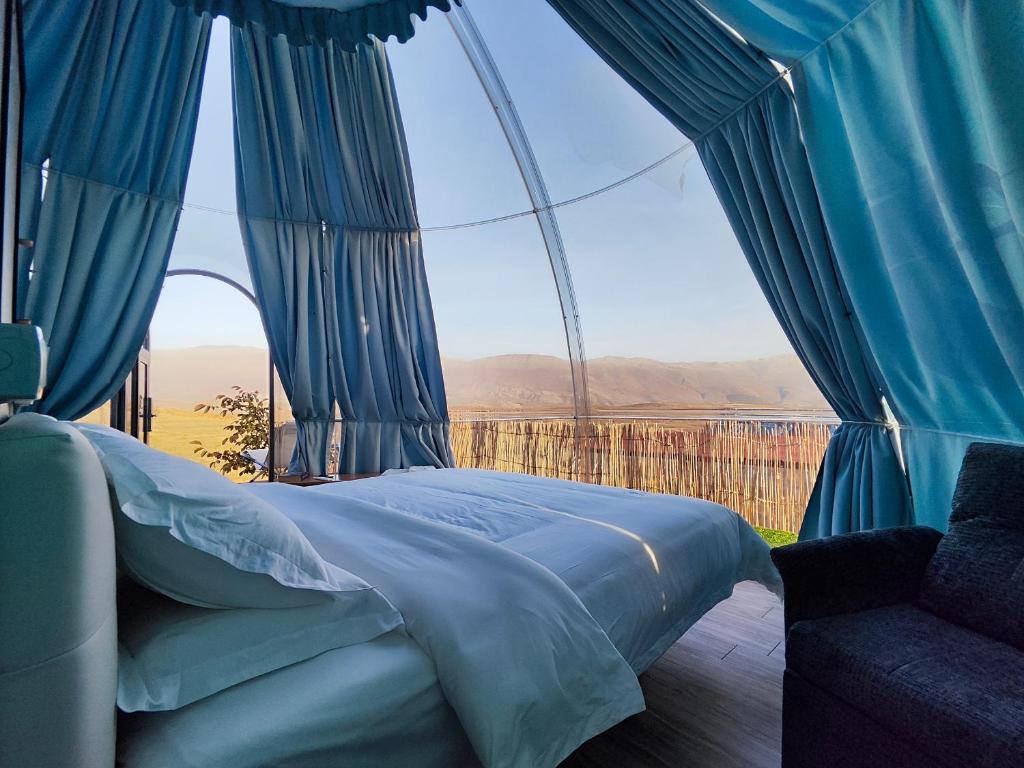 Sky Dome - Alushllari's Farm في بورغراديك: غرفة نوم بها سرير ونافذة كبيرة