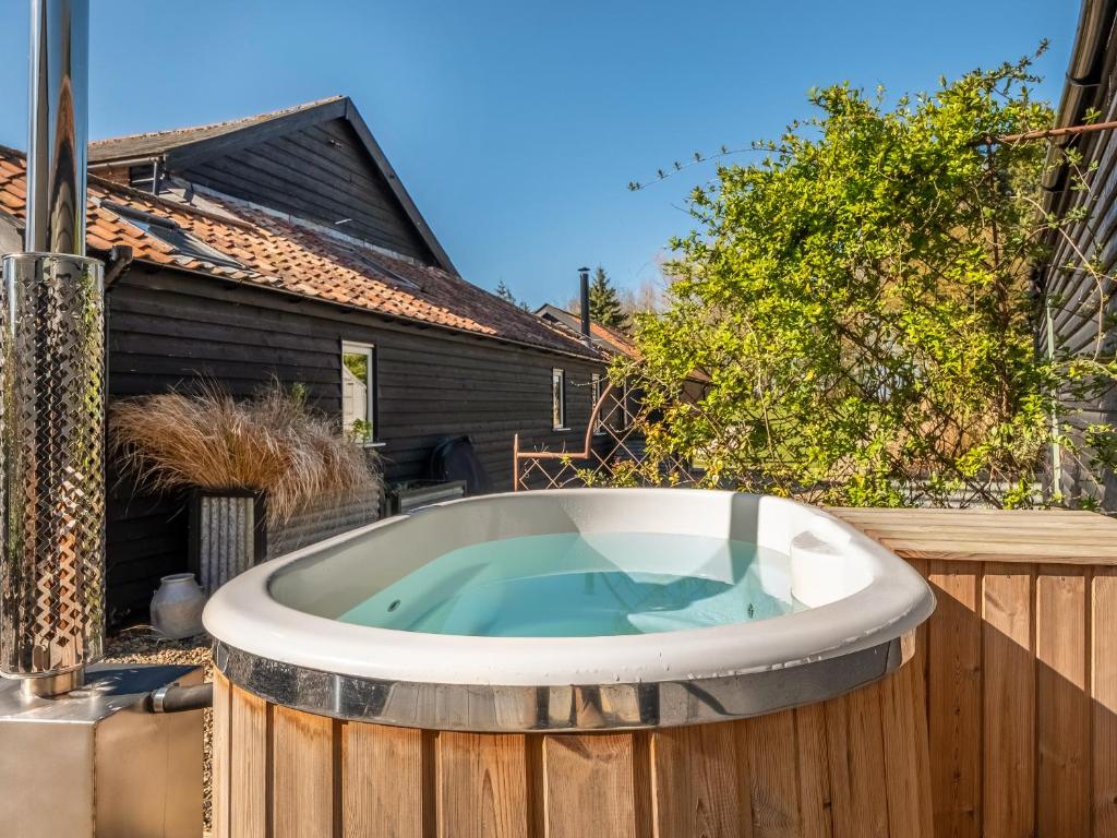 ein Whirlpool im Hinterhof eines Hauses in der Unterkunft The Butterchurn - Uk50805 in Cratfield