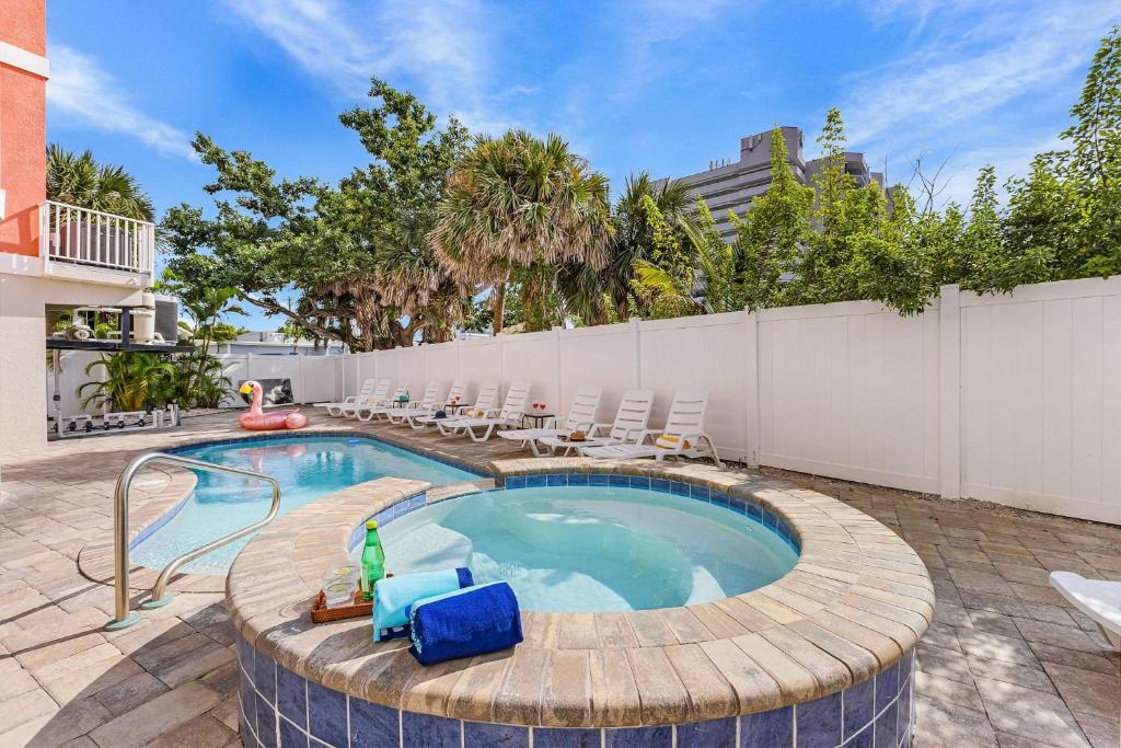 Бассейн в Where Big Memories Begin, A Coastal Escape for All - Beach House on Bayview - Roelens или поблизости