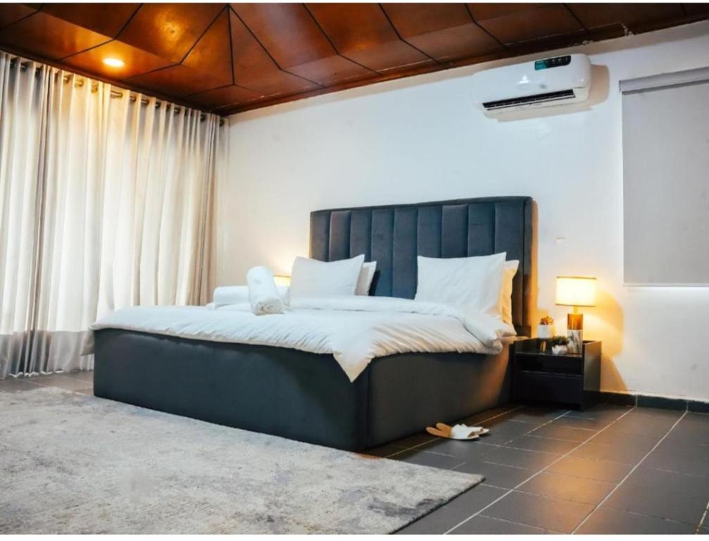 um quarto com uma cama grande em um quarto em Homecoming maitama em Abuja
