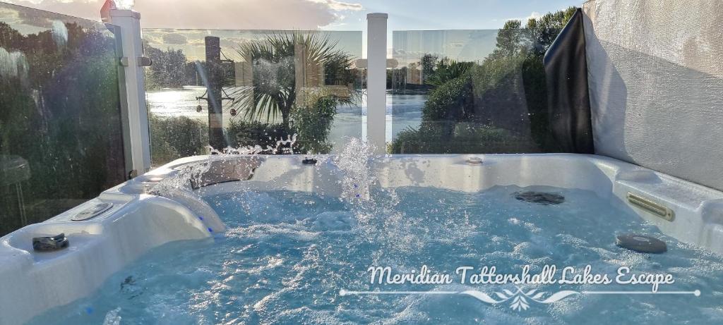 een jacuzzi met fontein in de tuin bij Meridian Tattershall Lakes Escape - Lakeside lodge caravan with the fishing peg LUXURY HOT TUB in Tattershall