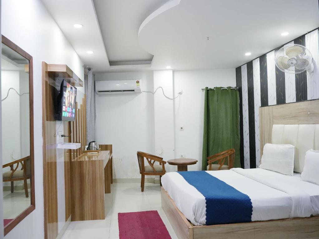 Postel nebo postele na pokoji v ubytování Hotel Modesty#New Delhi#Mahipalpur#Lift#Restaurant#Top Rated Property