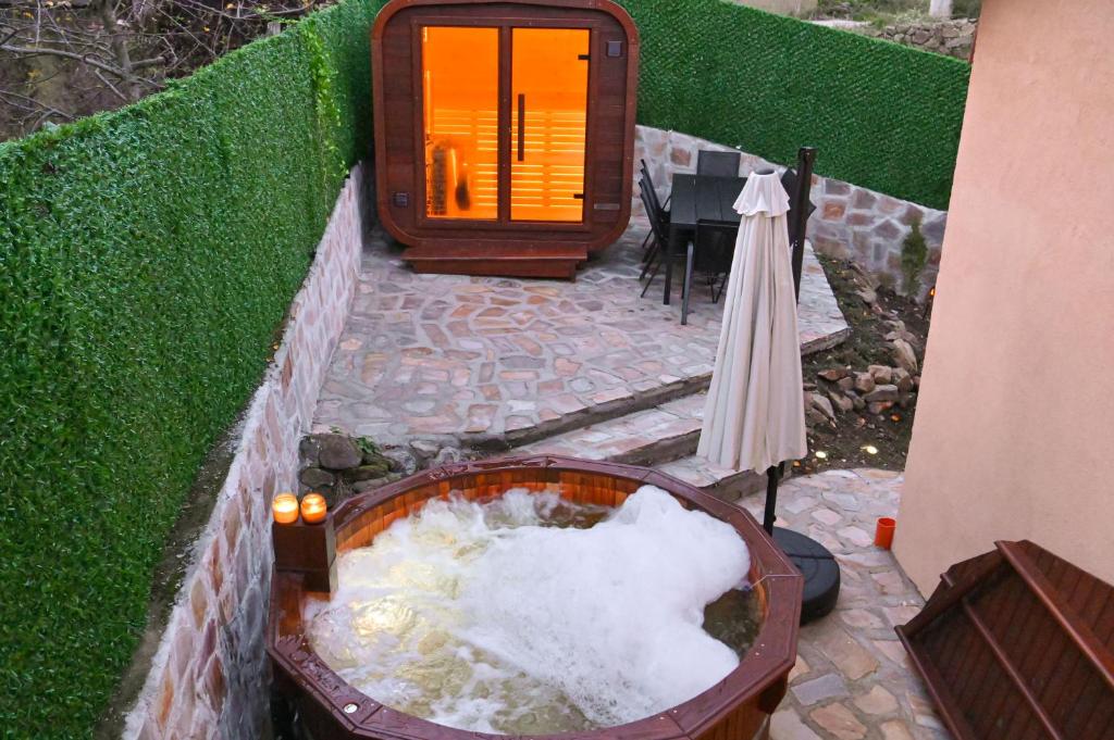 een badkuip gevuld met sneeuw naast een tafel bij Villa Natalia in Kremen