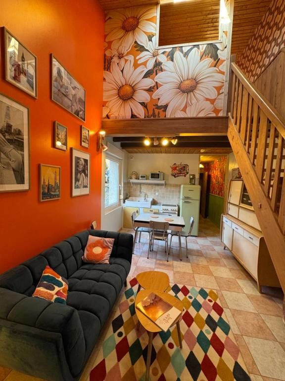 un soggiorno con un divano e un tavolo di Chèvreroche a La Bresse