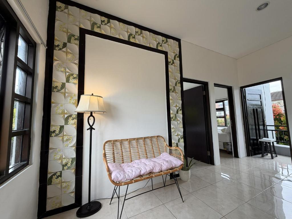 a mirror in a room with a chair and a lamp at Pandan de Bali in Ungasan