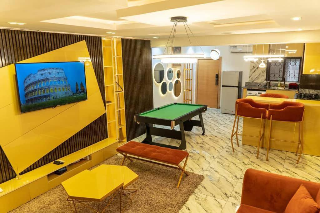 アブジャにあるHapton wuse llのリビングルーム(卓球台付)、キッチン