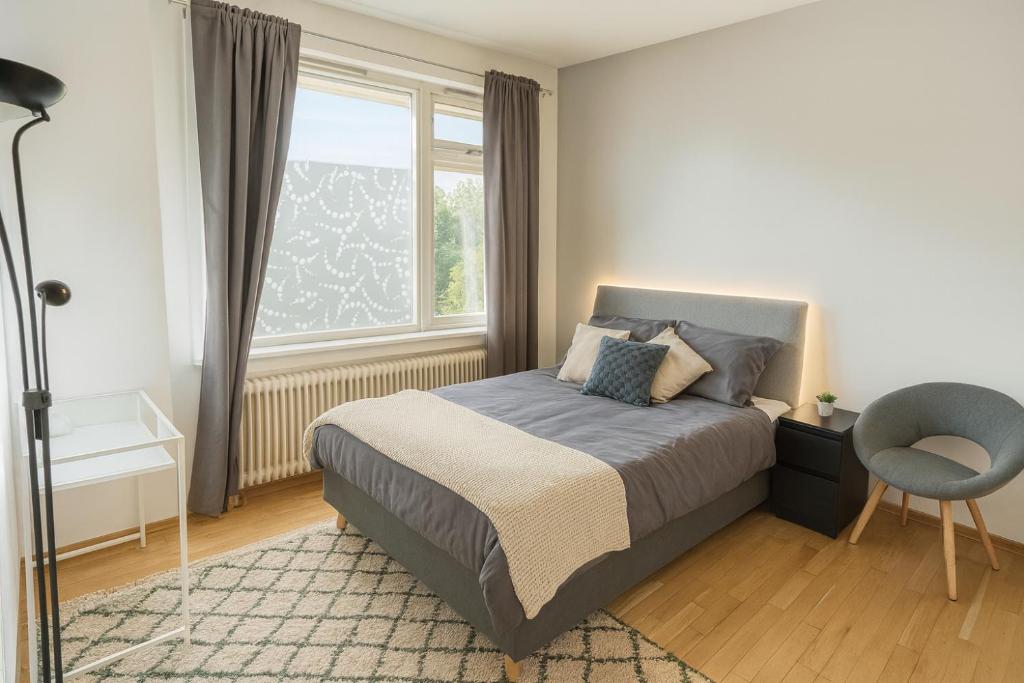 Postel nebo postele na pokoji v ubytování Central Oslo - Deluxe Queen Bedroom in Majorstuen Bogstadveien Shopping