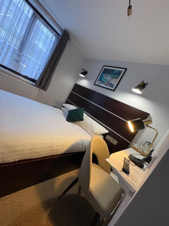 Postel nebo postele na pokoji v ubytování Best Western Ebbw Vale