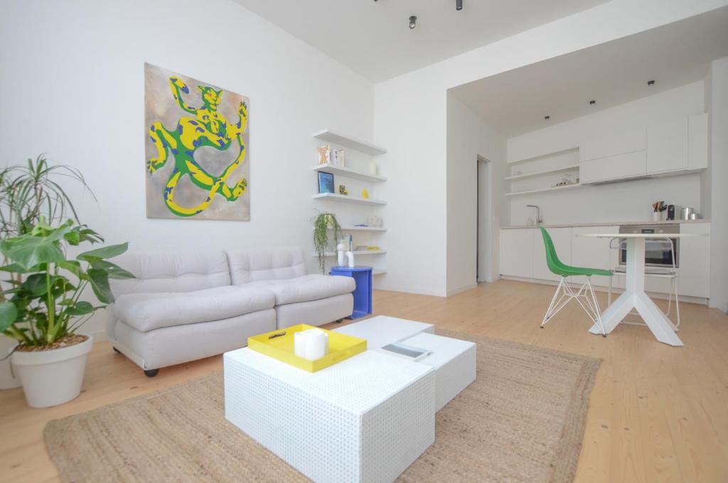 安特卫普Stylish Apartment City Center的客厅里有一张白色的沙发和一张桌子