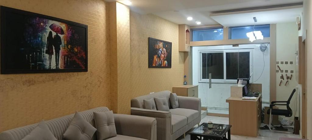 Χώρος καθιστικού στο Hotel Vrindavan