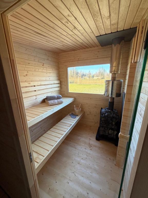 Un pat sau paturi într-o cameră la Holiday home Ūdensrozes