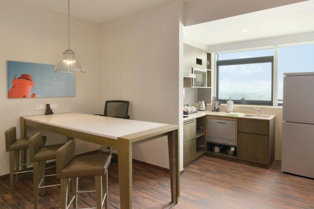 Hyatt House Shenzhen Airport - 