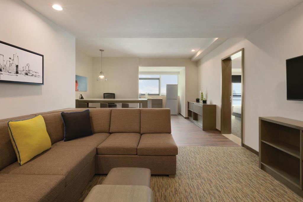 Hyatt House Shenzhen Airport - 