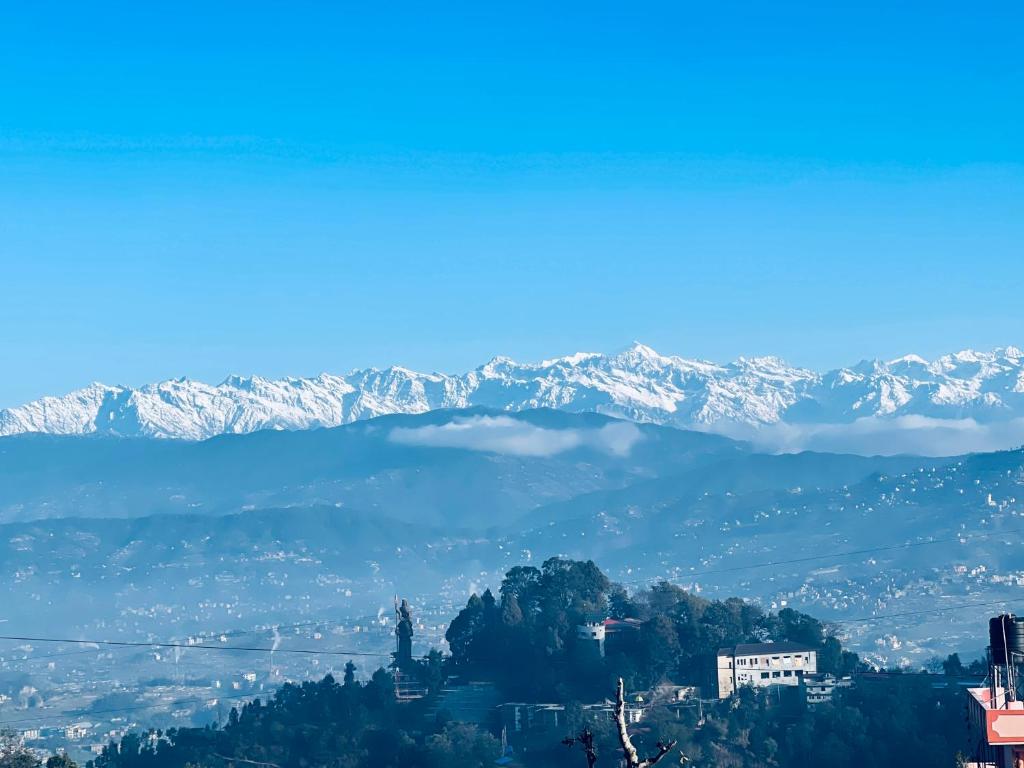 O vedere generală la munți sau o vedere la munte luată de la această cameră de închiriat