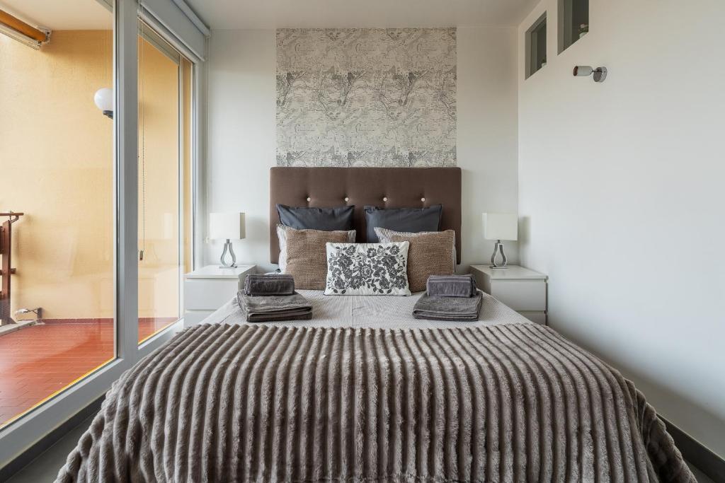 een slaapkamer met een groot bed en een groot raam bij SUITEON7TH VILAMOURA THE BEST VIEW IN TOWN - 1Br in Quarteira