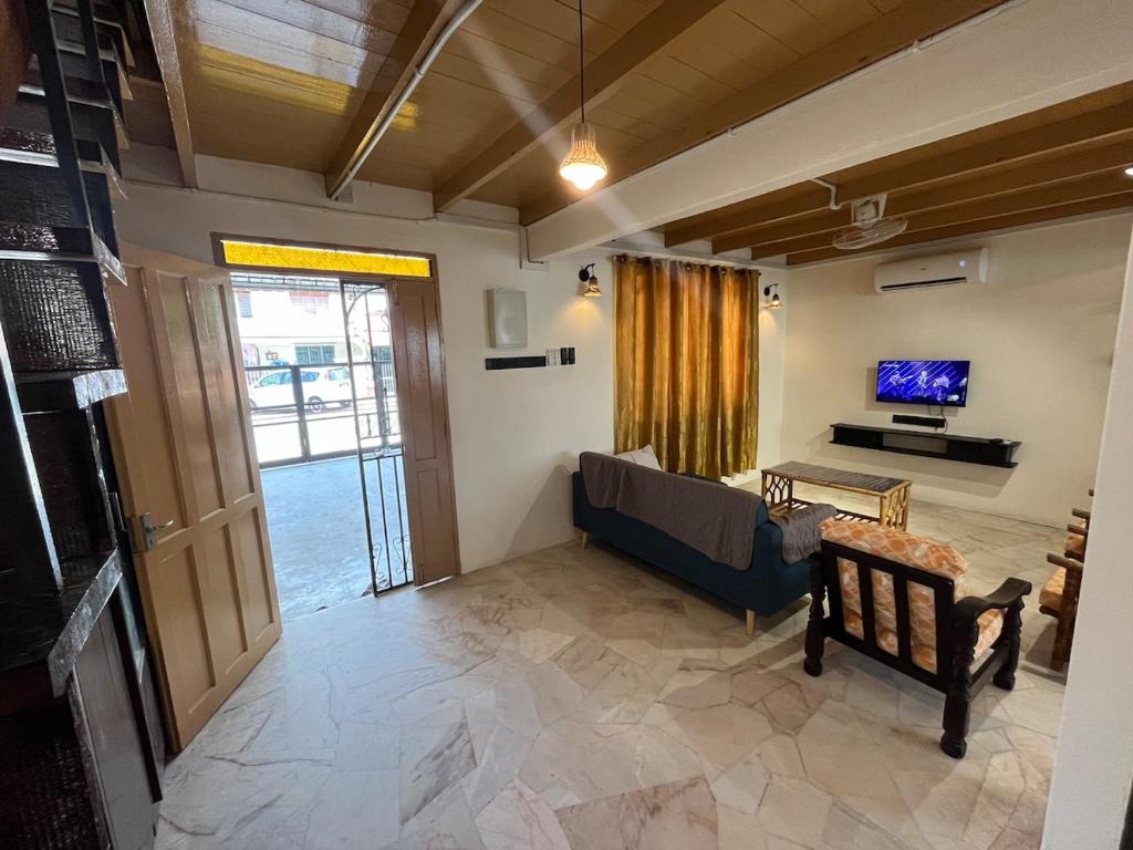 Una televisión o centro de entretenimiento en Menglembu Ipoh Homestay M21 Smart TV & WiFi ready