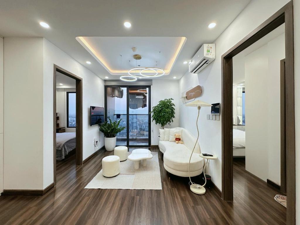 An KhêTera Apartment Hoàng Huy Commerce的客厅里有一张白色的沙发和一把椅子