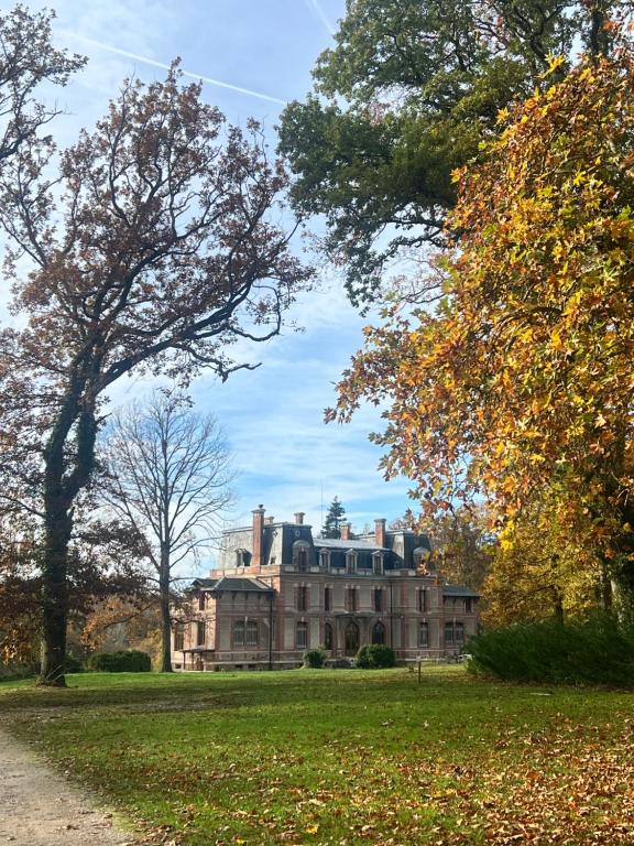 Aed väljaspool majutusasutust Château de Crènille